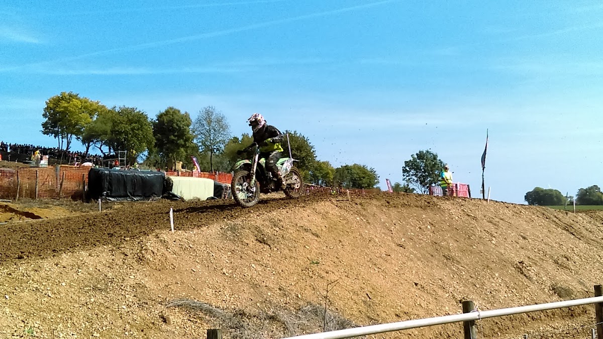 Terrain de motocross à Tuzie