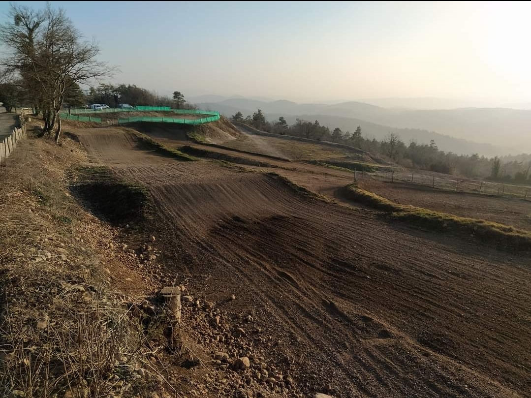 Terrain de motocross à Etables — photo 1