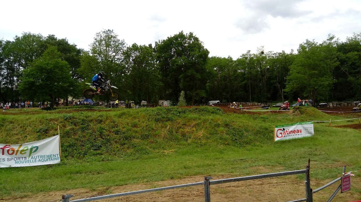 Terrain de motocross à Ouzilly
