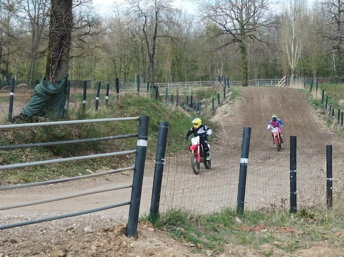 Terrain de motocross à Montgenost