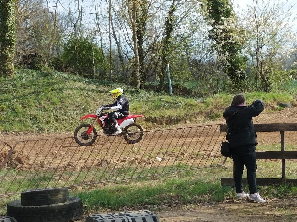 Terrain de motocross à Montgenost — photo 1