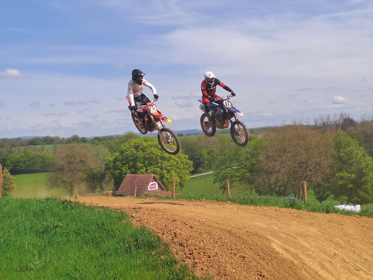 Terrain de motocross à Étrabonne