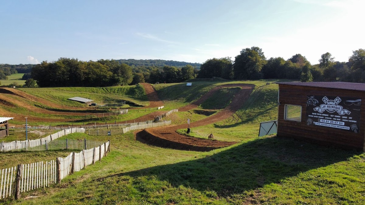 Terrain de motocross à Uzelle