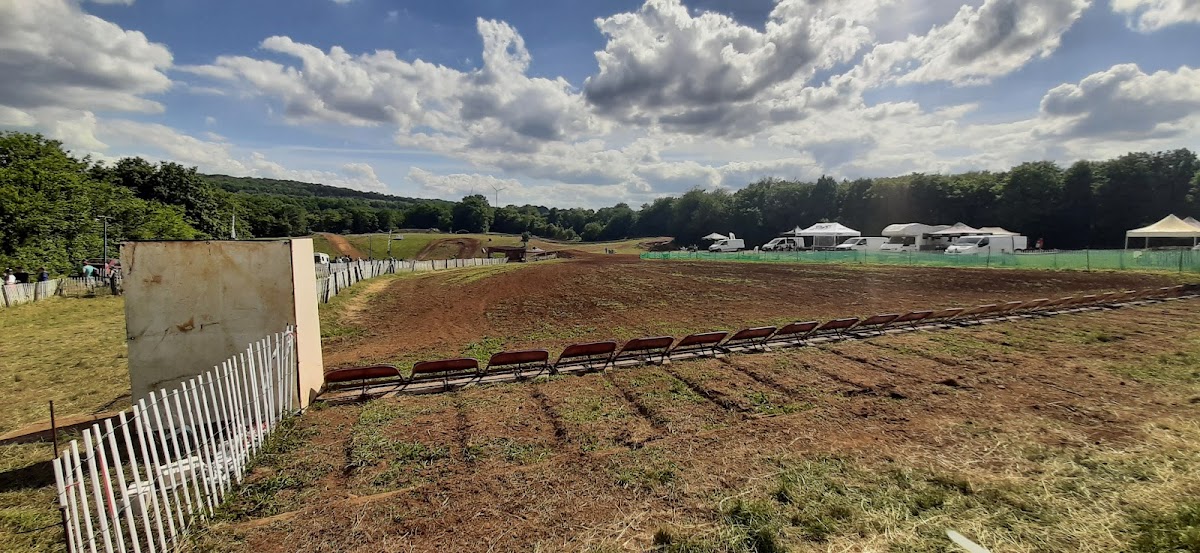 Terrain de motocross à Uzelle — photo 1