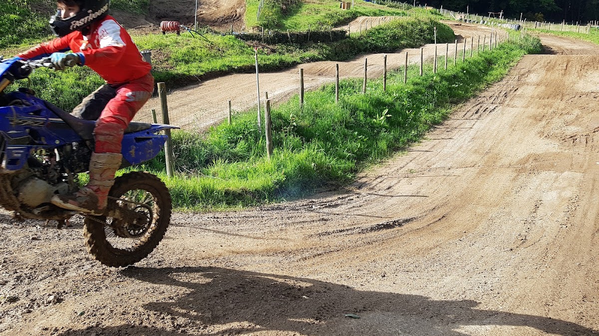 Terrain de motocross à Saint-Carreuc — photo 1