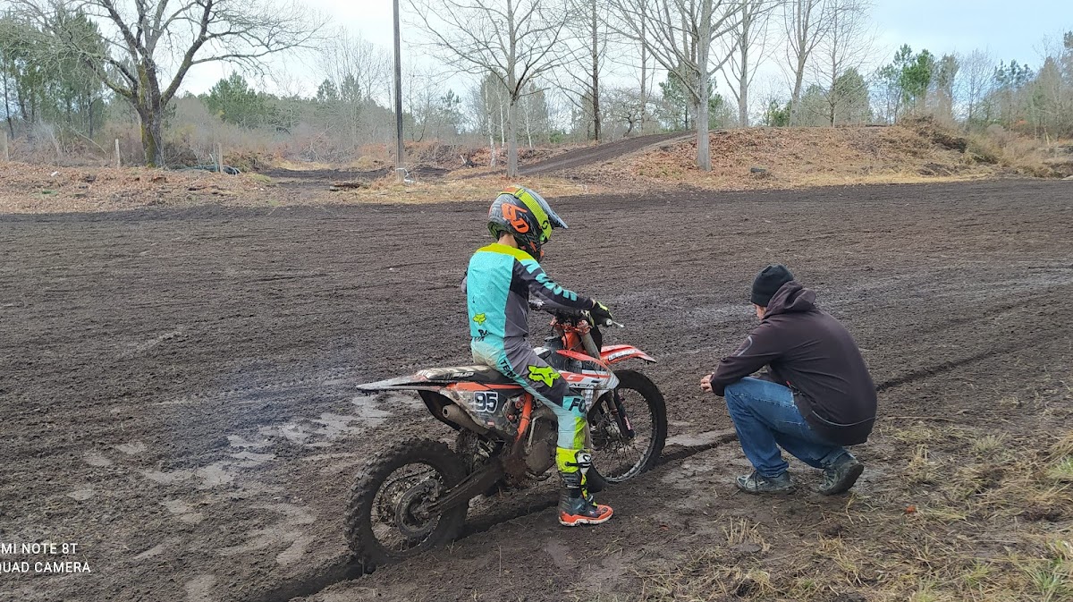 Terrain de motocross à Saint-Martin-d'Oney — photo 2