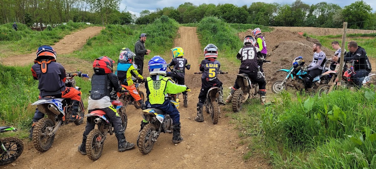 Terrain de motocross à Sainte-Colombe-la-Commanderie