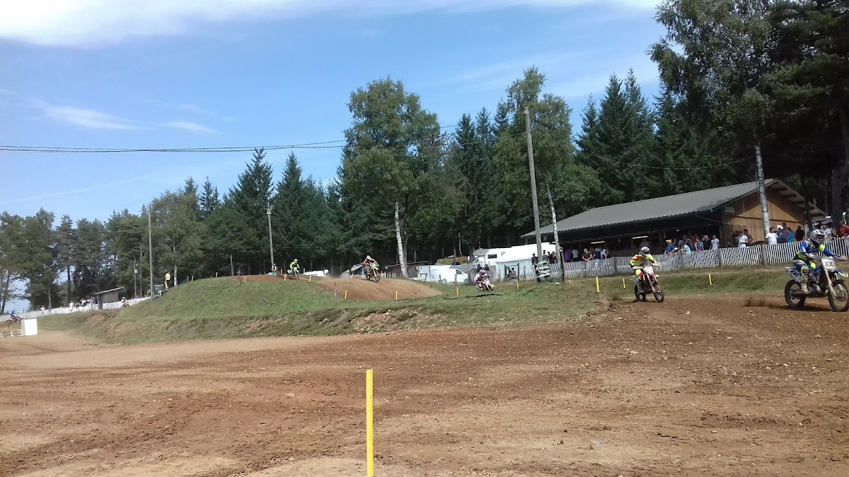 Terrain de motocross à Saint-Mamet-La-Salvetat — photo 4