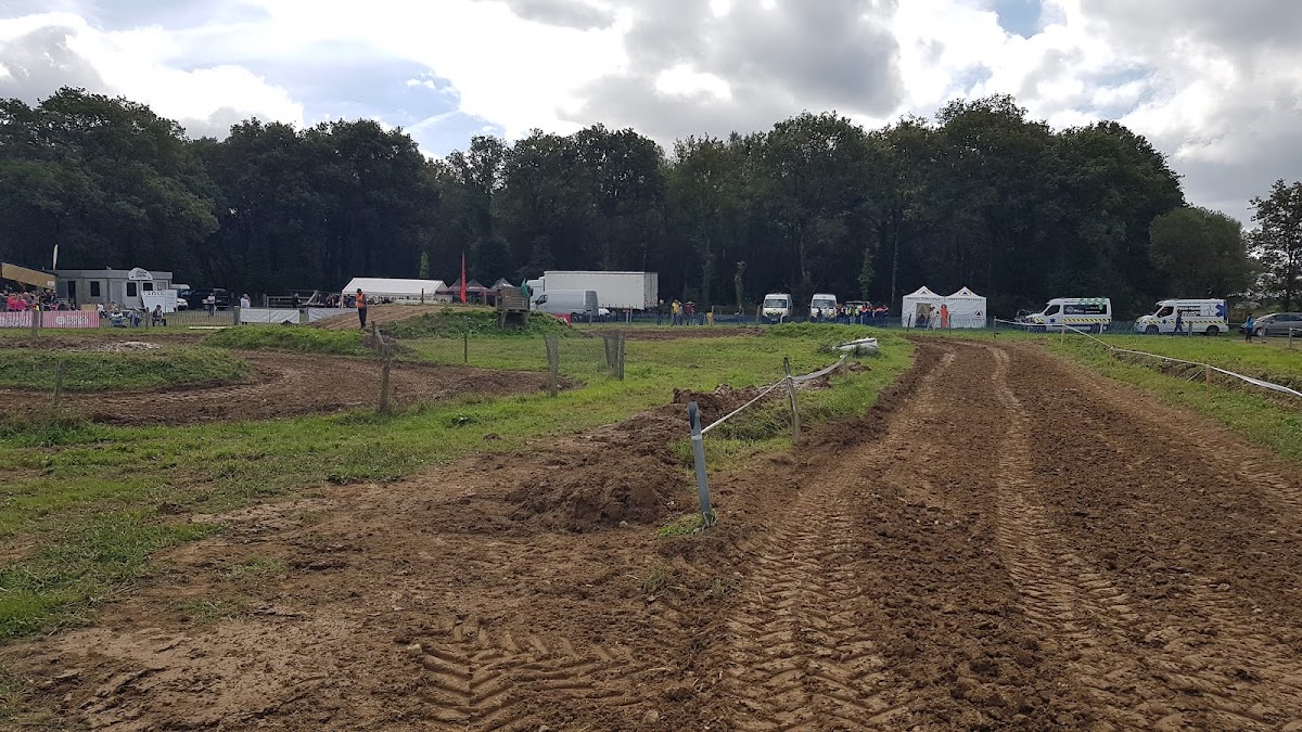 Terrain de motocross à Lanrelas — photo 1