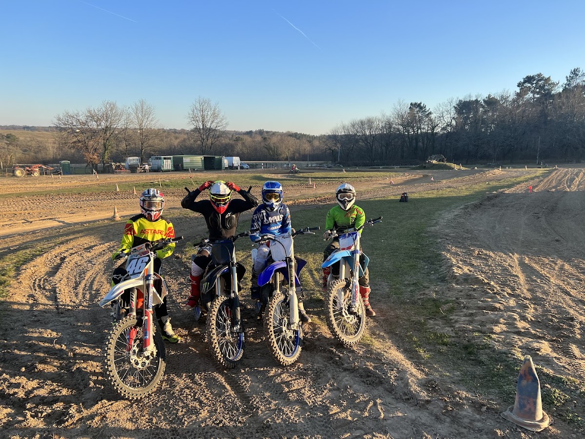 Terrain de motocross à Saint-Christophe-De-Double — photo 1