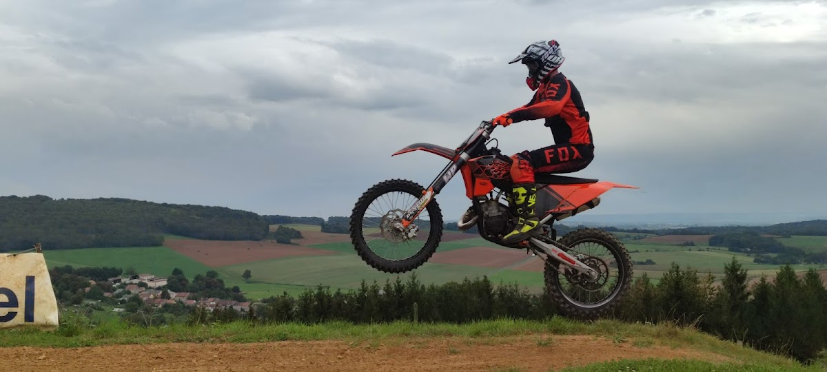 Terrain de motocross à Moulins-Saint-Hubert — photo 1