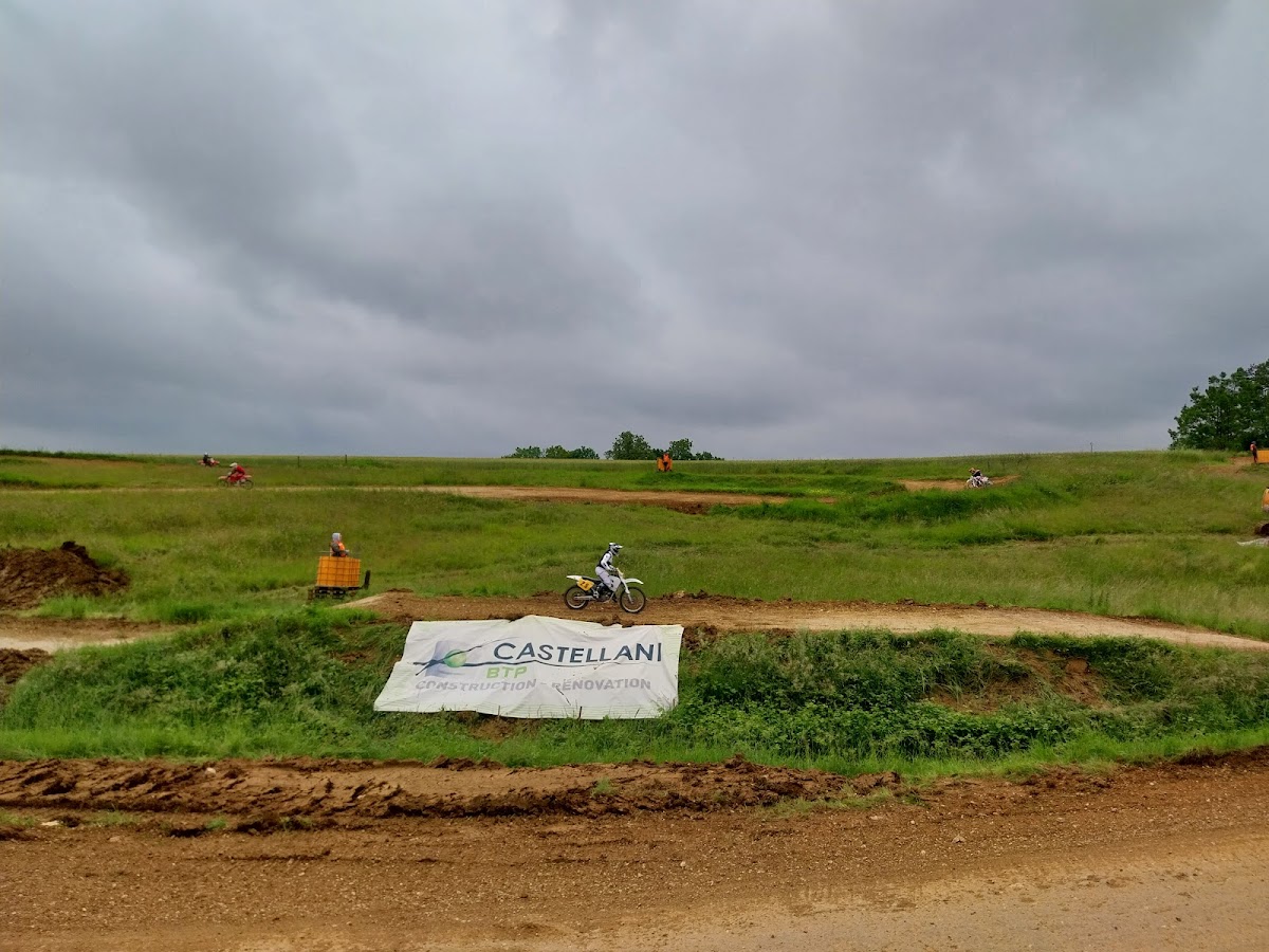 Terrain de motocross à Le Montsaugeonnais
