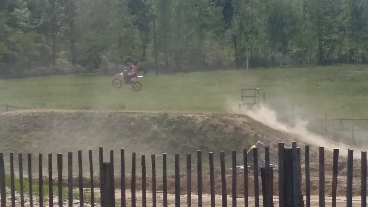 Terrain de motocross à Joudes — photo 1