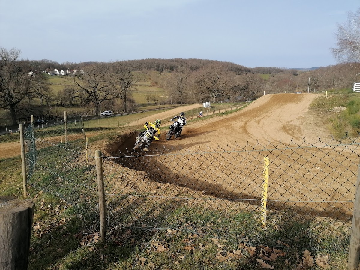 Terrain de motocross à Auzances — photo 1