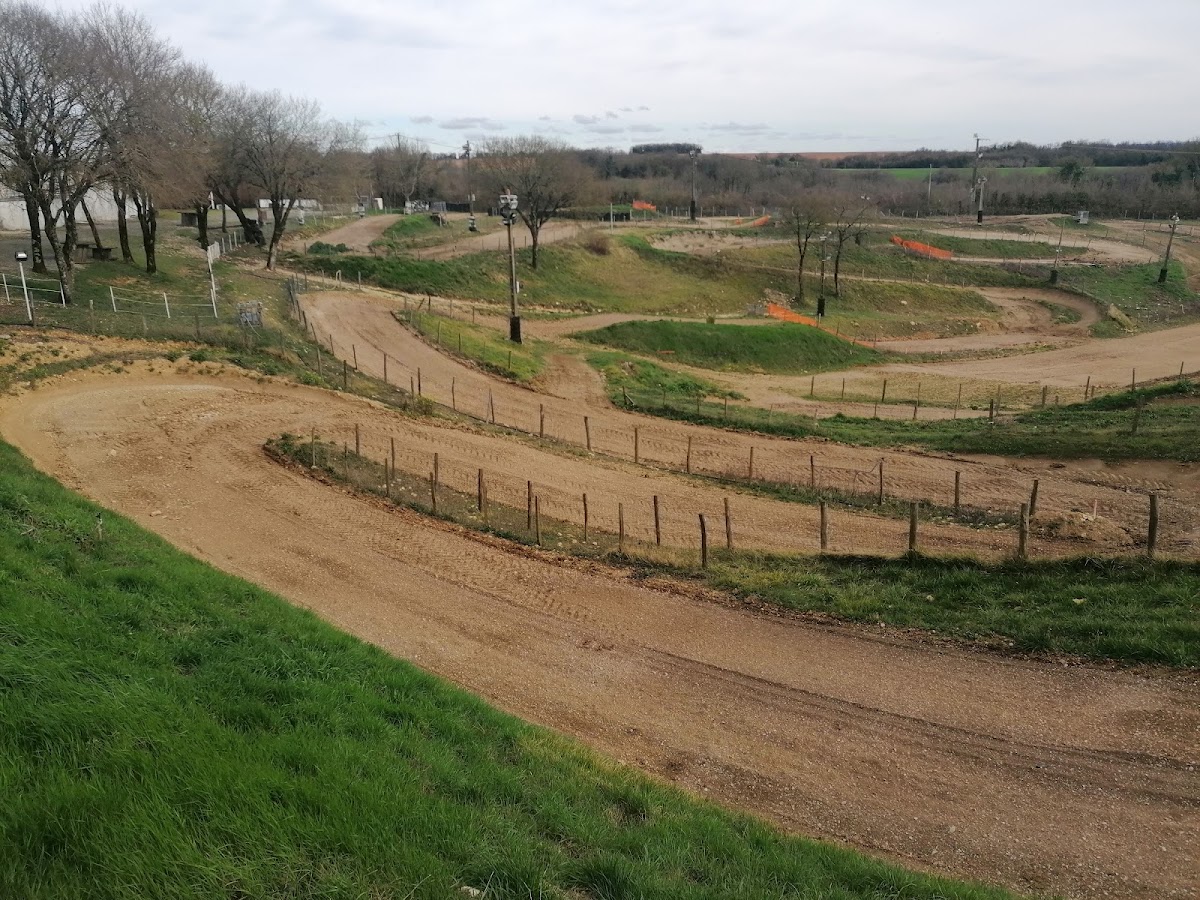 Terrain de motocross à Vouharte — photo 1
