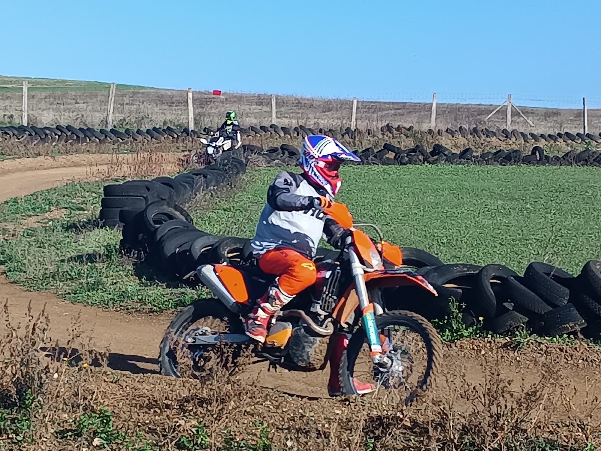 Terrain de motocross à La Neuville-Sur-Essonne — photo 4