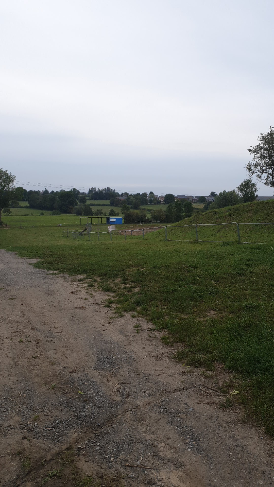 Terrain de motocross à Etroeungt — photo 1