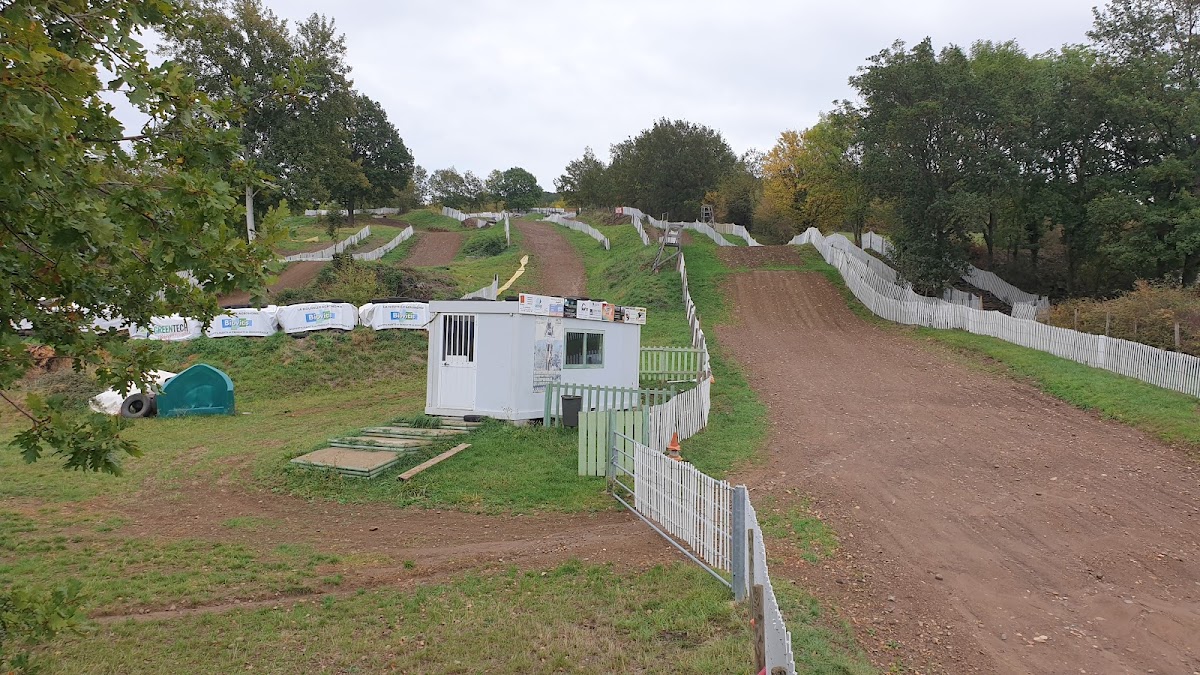 Terrain de motocross à Vic-le-Comte — photo 1