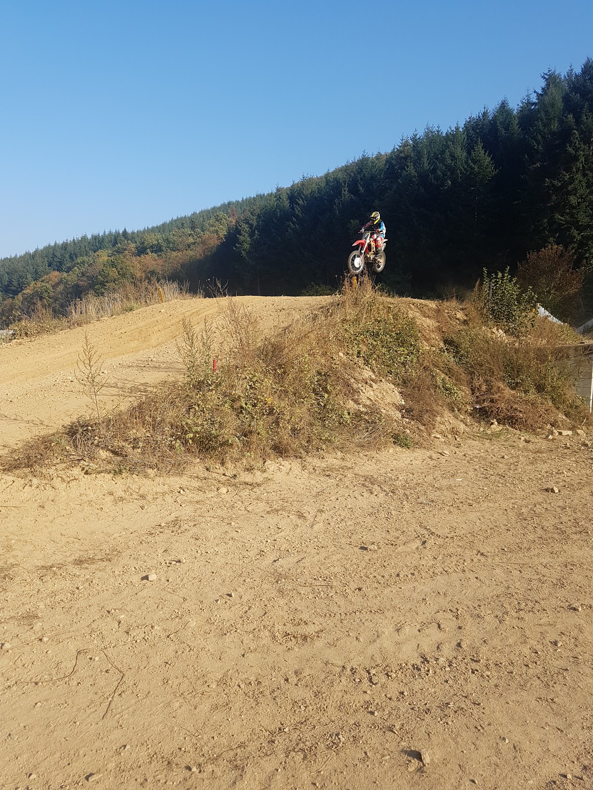 Terrain de motocross à Saint-Marcel-L'Éclairé — photo 1